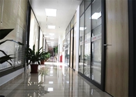 Διαλύσιμο πάτωμα τοίχων χωρισμάτων γυαλιού γραφείων στο διαιρέτη ανώτατων δωματίων με την πόρτα