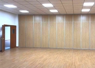 Διακόσμηση γραφείων που γλιστρά διπλώνοντας τους κινητούς τοίχους χωρισμάτων για την αίθουσα