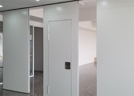 Πολλών χρήσεων διπλώνοντας συστήματα τοίχων χωρισμάτων, Soundproof διαιρέτης δωματίων με την πόρτα