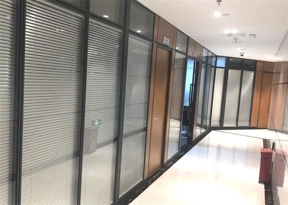 Γραφείων πλήρης ύψους γυαλιού χωρισμάτων τοίχος χωρισμάτων τοίχων σταθερός γραφείο με τους τυφλούς
